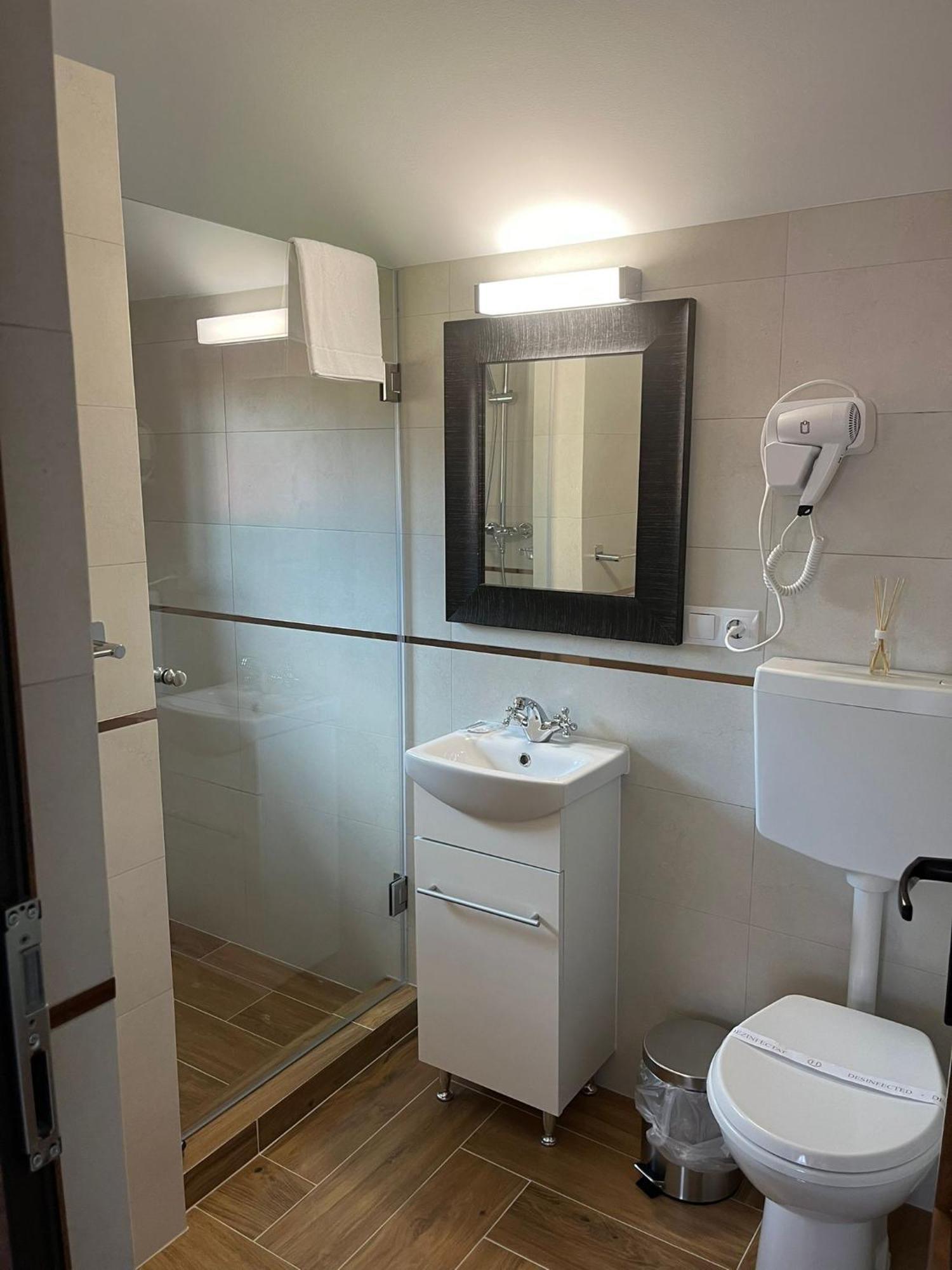 Kilometru108 Hotel Leordina ภายนอก รูปภาพ